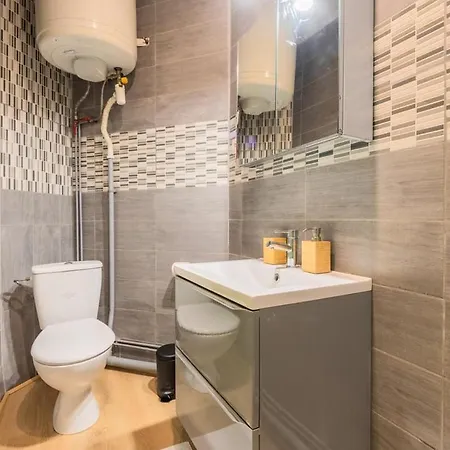 Charming One Bedroom Station Apartament