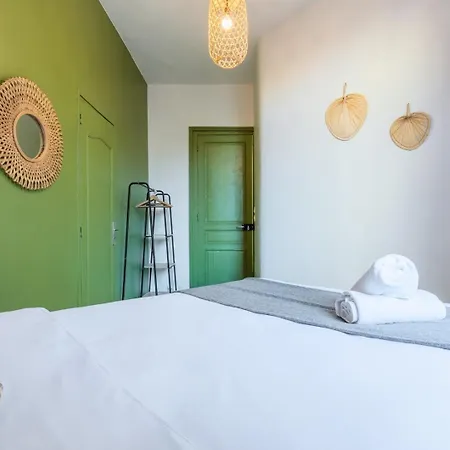 Charming One Bedroom Station Apartament